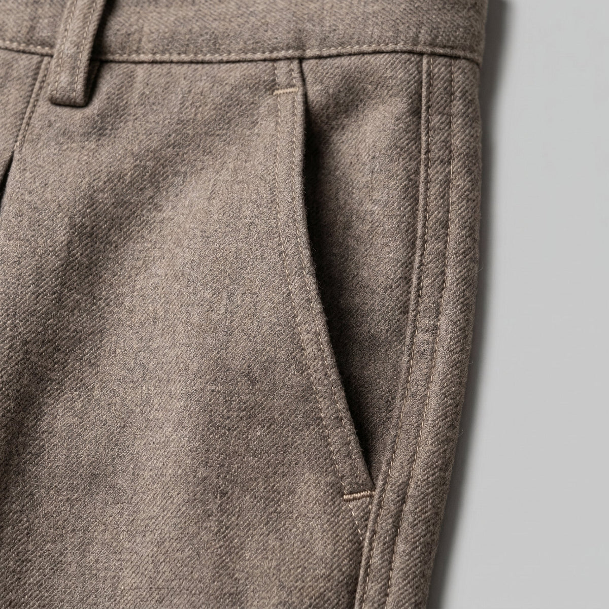 Men's Pleated Wide-Leg Tailored Trousers with Draped Fit Angle